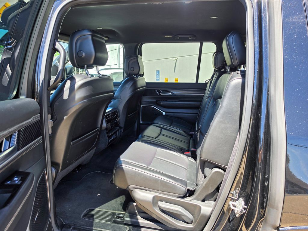 Used 2024 Jeep Wagoneer Series II AWD/4WD image 18