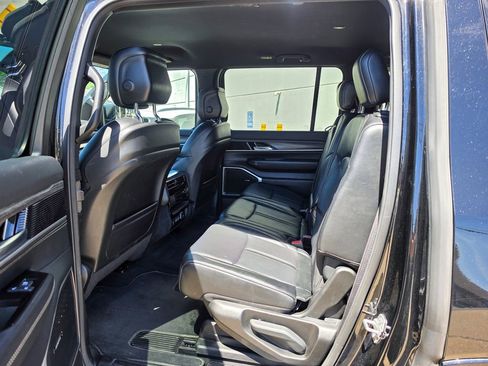 Used 2024 Jeep Wagoneer Series II w/ Flexible Seating Group AWD/4WD image 18