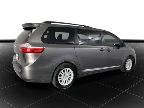 Used 2017 Toyota Sienna XLE image 5
