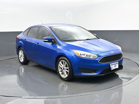 Used 2018 Ford Focus SE w/ SE Winter Package FWD image 3