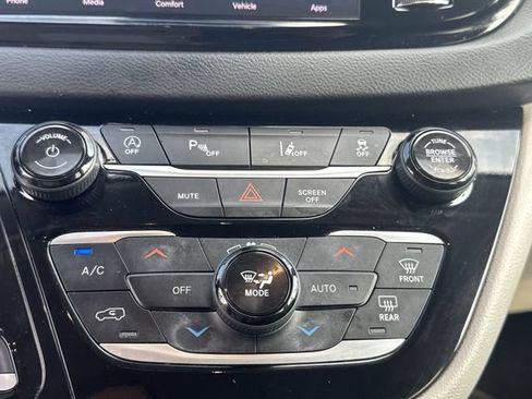 Used 2024 Chrysler Pacifica Touring-L FWD image 18