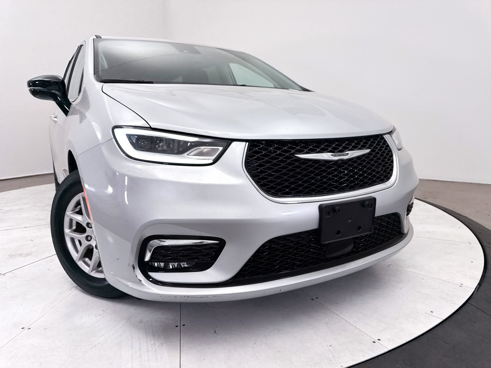 Used 2024 Chrysler Pacifica Touring-L FWD image 5