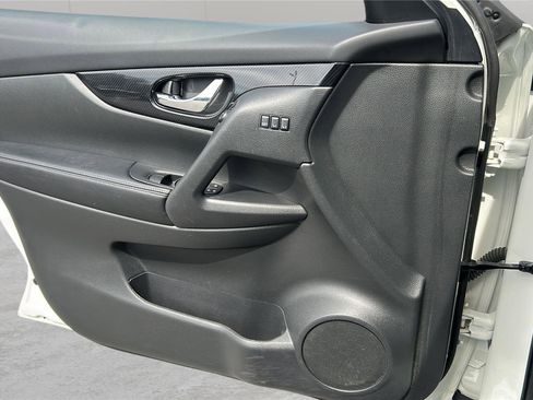 Used 2020 Nissan Rogue SL w/ Premium Package image 12