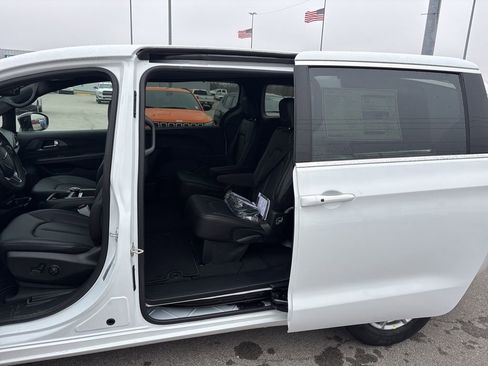 New 2026 Chrysler Pacifica Select FWD image 22