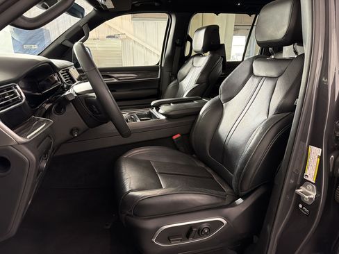 Used 2022 Jeep Wagoneer Series III w/ Premium Group I AWD/4WD image 5