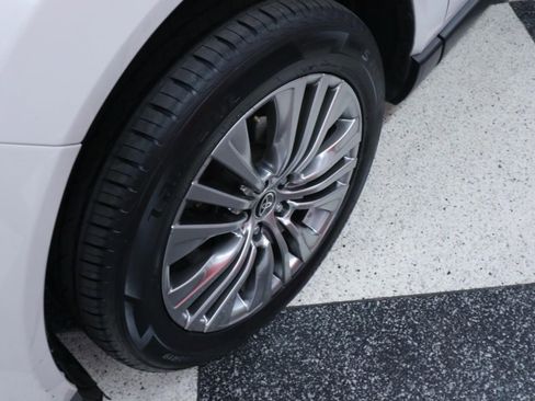 Used 2021 Toyota Venza XLE AWD/4WD image 39
