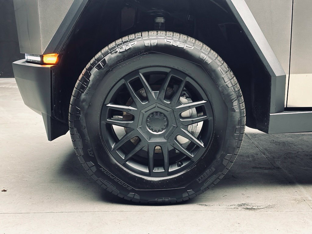 Used 2024 Tesla Cybertruck AWD Crew Cab image 32
