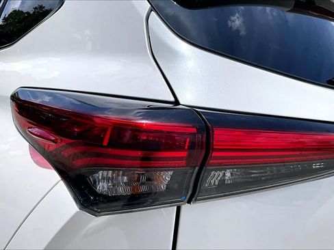 Used 2021 Toyota Highlander XLE AWD/4WD image 29