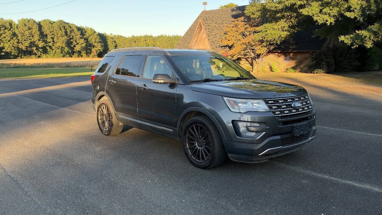 Used 2017 Ford Explorer XLT w/ Equipment Group 202A AWD/4WD image 2