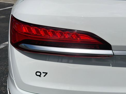 Used 2025 Audi Q7 3.0T Premium image 11