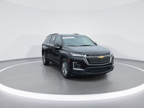 Used 2023 Chevrolet Traverse LT FWD image 2