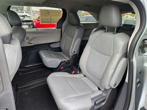 Used 2022 Toyota Sienna XLE image 7