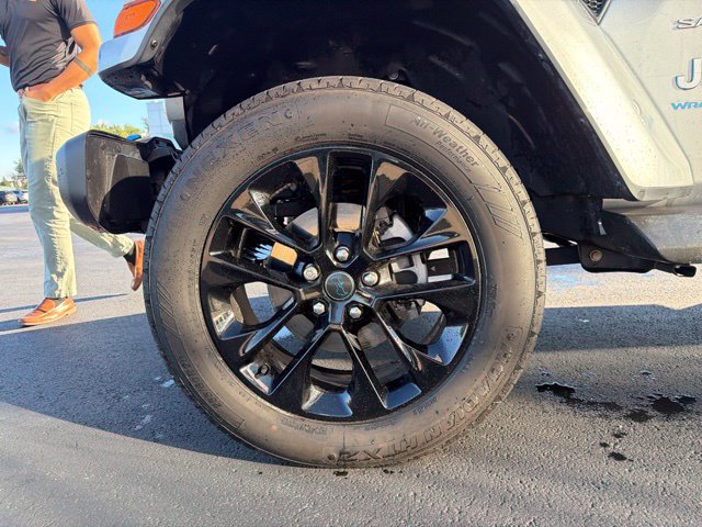 Used 2024 Jeep Wrangler Unlimited Sahara AWD/4WD image 11