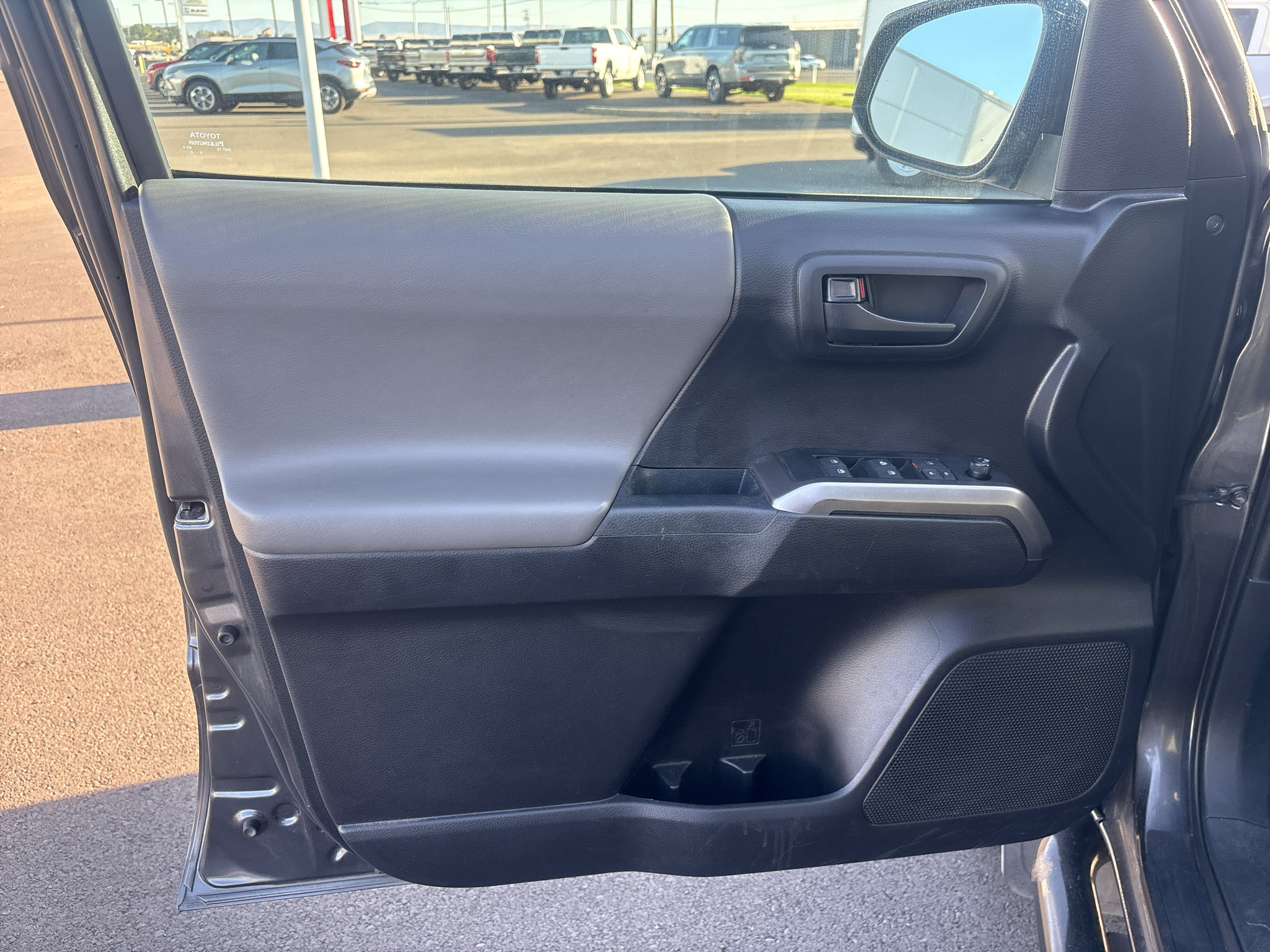 Used 2020 Toyota Tacoma SR5 AWD/4WD image 7
