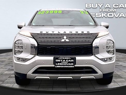 Used 2023 Mitsubishi Outlander SE image 3