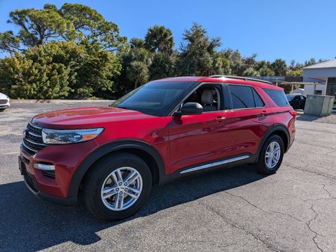 Used 2023 Ford Explorer XLT w/ Equipment Group 202A image 8