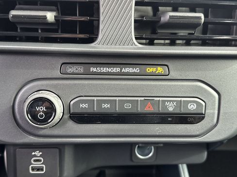 New 2025 Ford Maverick XL image 9