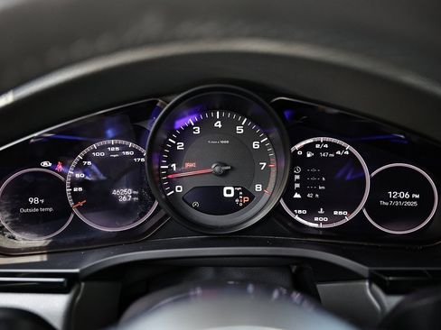 Used 2022 Porsche Cayenne Platinum Edition image 33