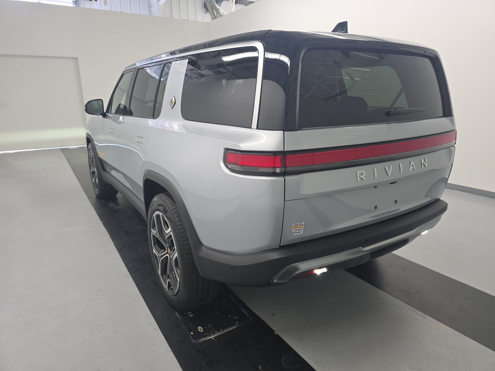 Used 2023 Rivian R1S Adventure Quad AWD/4WD image 3
