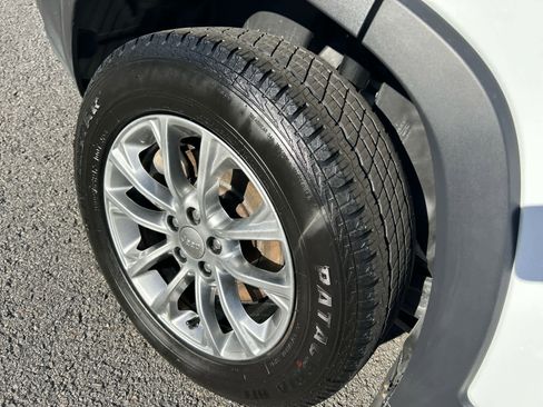 Used 2021 Jeep Cherokee Latitude Plus image 13