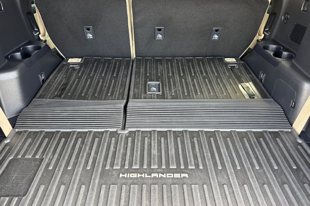 Used 2025 Toyota Highlander XLE AWD/4WD image 15