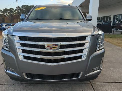 Used 2018 Cadillac Escalade Luxury image 2