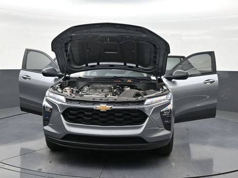 Used 2025 Chevrolet Trax LS FWD image 33