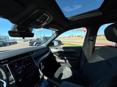 New 2025 Jeep Grand Cherokee Laredo X w/ Luxury Tech Group I image 34