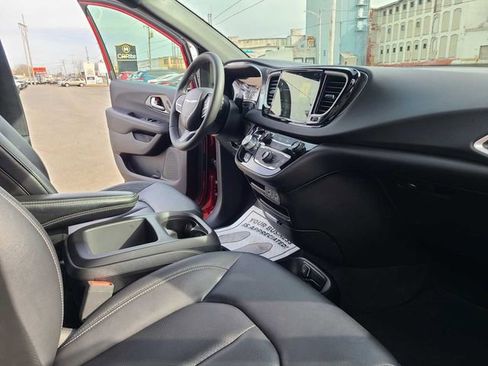 Used 2025 Chrysler Pacifica Select image 17