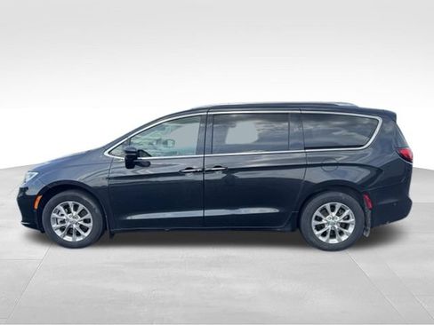 Used 2021 Chrysler Pacifica Touring-L w/ Uconnect Theater Family Group AWD/4WD image 10