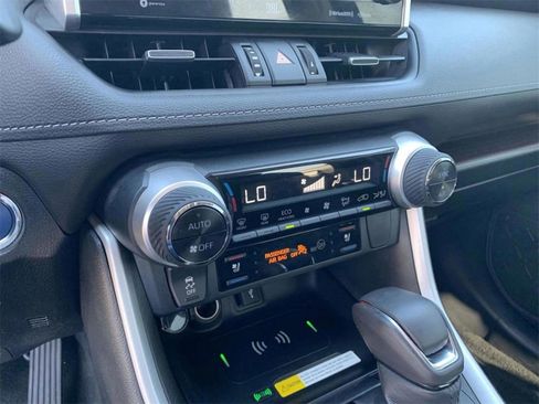 Used 2022 Toyota RAV4 Limited image 18