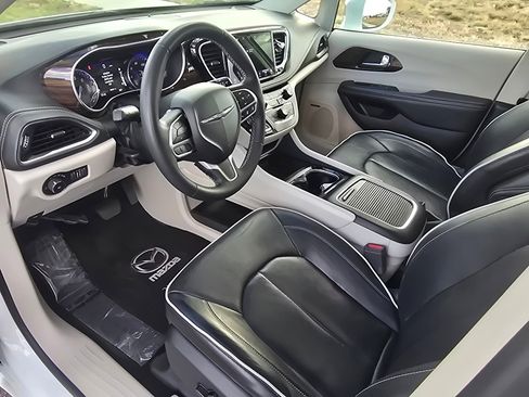 Used 2022 Chrysler Pacifica Limited FWD image 26