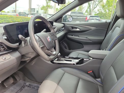 Used 2025 Buick Envista Sport Touring w/ Convenience II Package FWD image 9