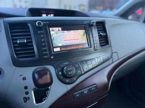 Used 2013 Toyota Sienna Limited image 16