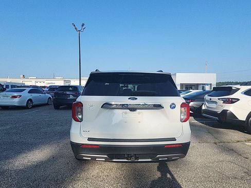 Used 2020 Ford Explorer XLT w/ Equipment Group 202A AWD/4WD image 4