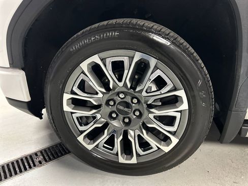 Used 2024 GMC Sierra 1500 Denali Ultimate AWD/4WD image 9