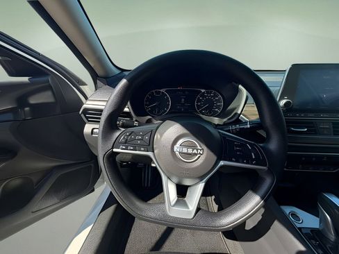 Used 2025 Nissan Altima 2.5 SV FWD image 13