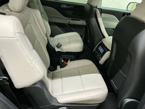 Used 2025 Lincoln Aviator 2WD image 18
