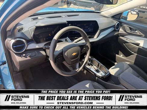 Used 2025 Chevrolet Trax LT FWD image 17