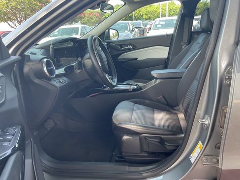 Used 2025 Chevrolet Trax LT w/ LT Convenience Package FWD image 8
