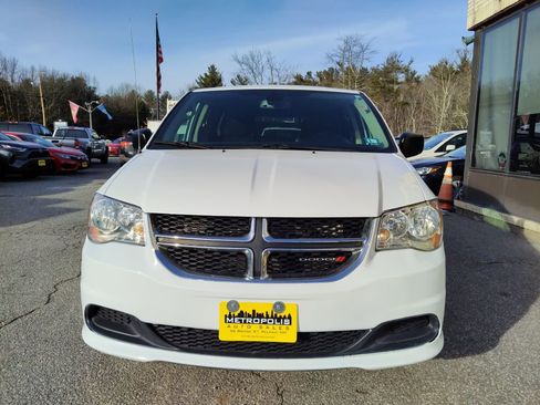 Used 2018 Dodge Grand Caravan SE w/ UConnect Hands-Free Group image 3