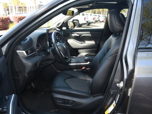 Used 2023 Toyota Highlander XSE image 8