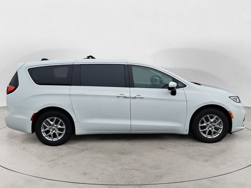 Used 2023 Chrysler Pacifica Touring-L image 2