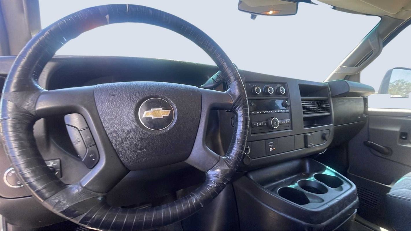 Used 2017 Chevrolet Express 4500 RWD image 8