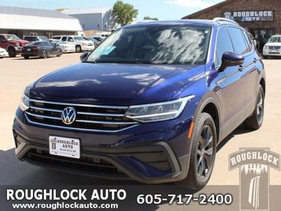 Used 2024 Volkswagen Tiguan SE w/ Panoramic Sunroof Package