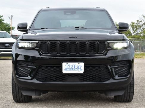 Used 2023 Jeep Grand Cherokee Laredo AWD/4WD image 2