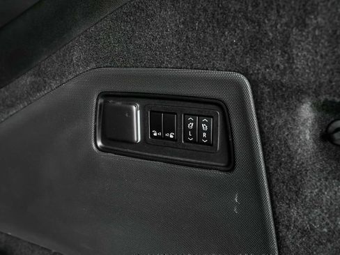 Used 2023 Cadillac Escalade ESV V image 18