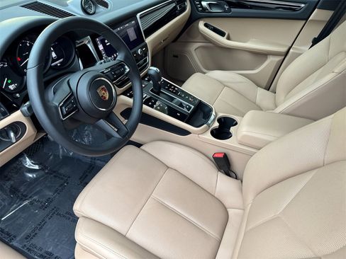 Used 2025 Porsche Macan image 4