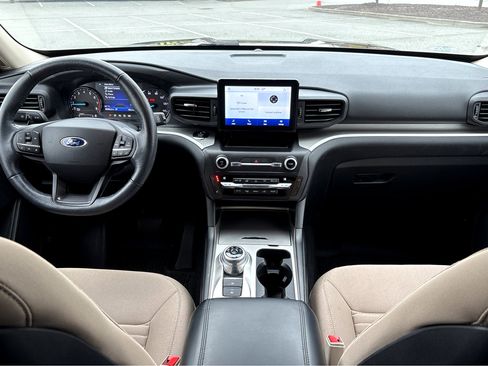 Used 2020 Ford Explorer XLT w/ Comfort Package image 4