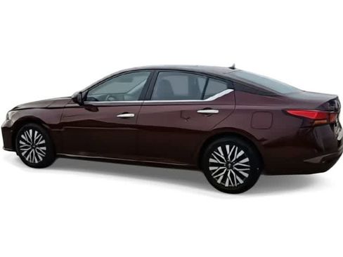 Used 2024 Nissan Altima 2.5 SV image 5